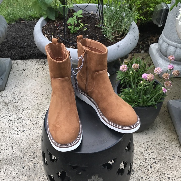 Worn twice - target Universal thread boots - Picture 3 of 4